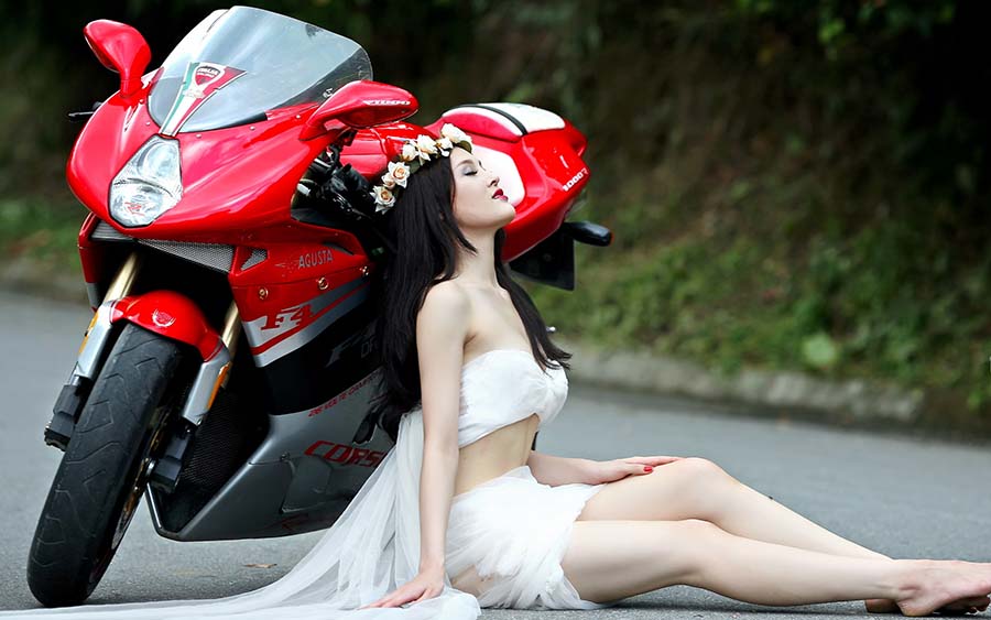 Beautiful girls and motorcycles in Funafuchi