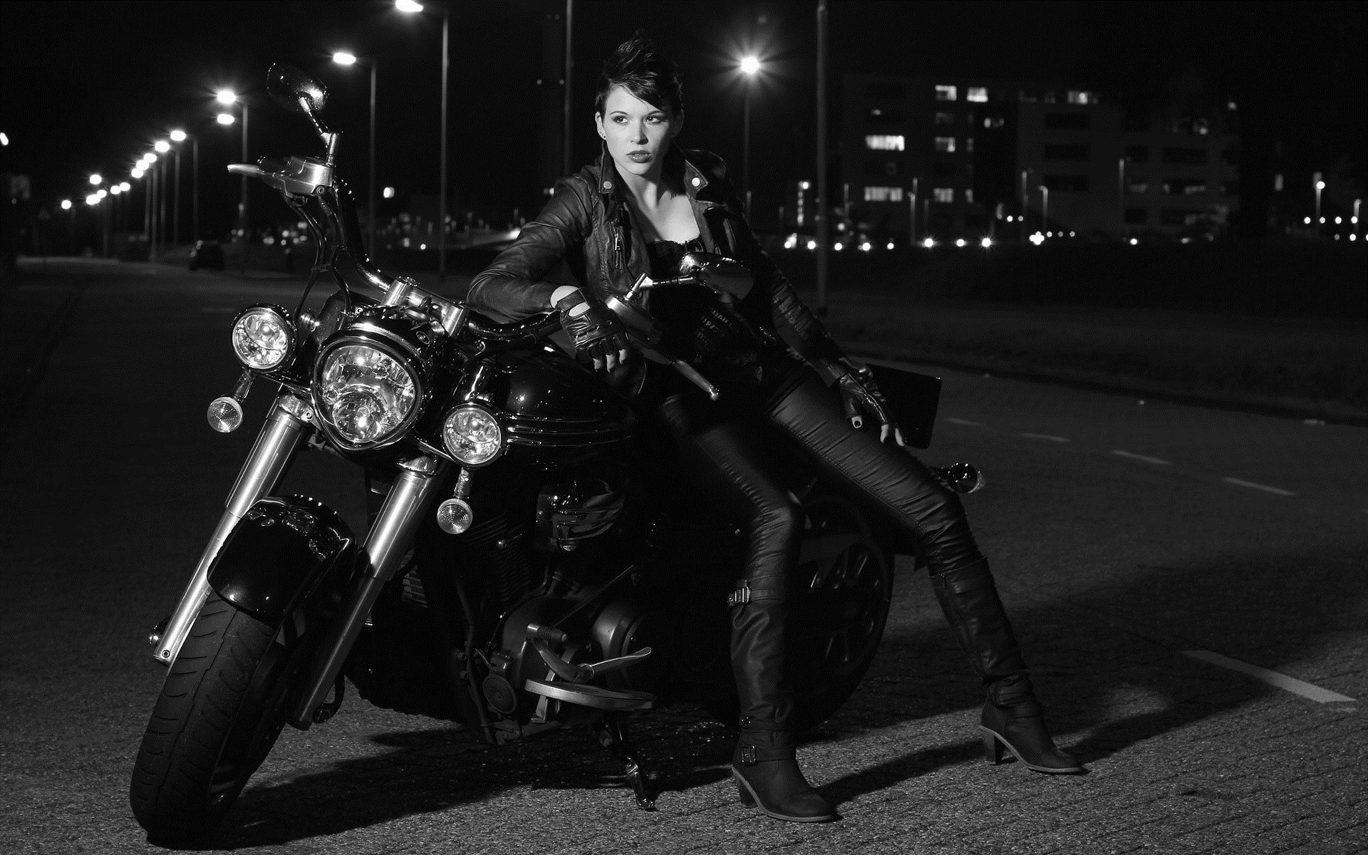 Photo Beautiful girls and motorcycles in Funafuchi