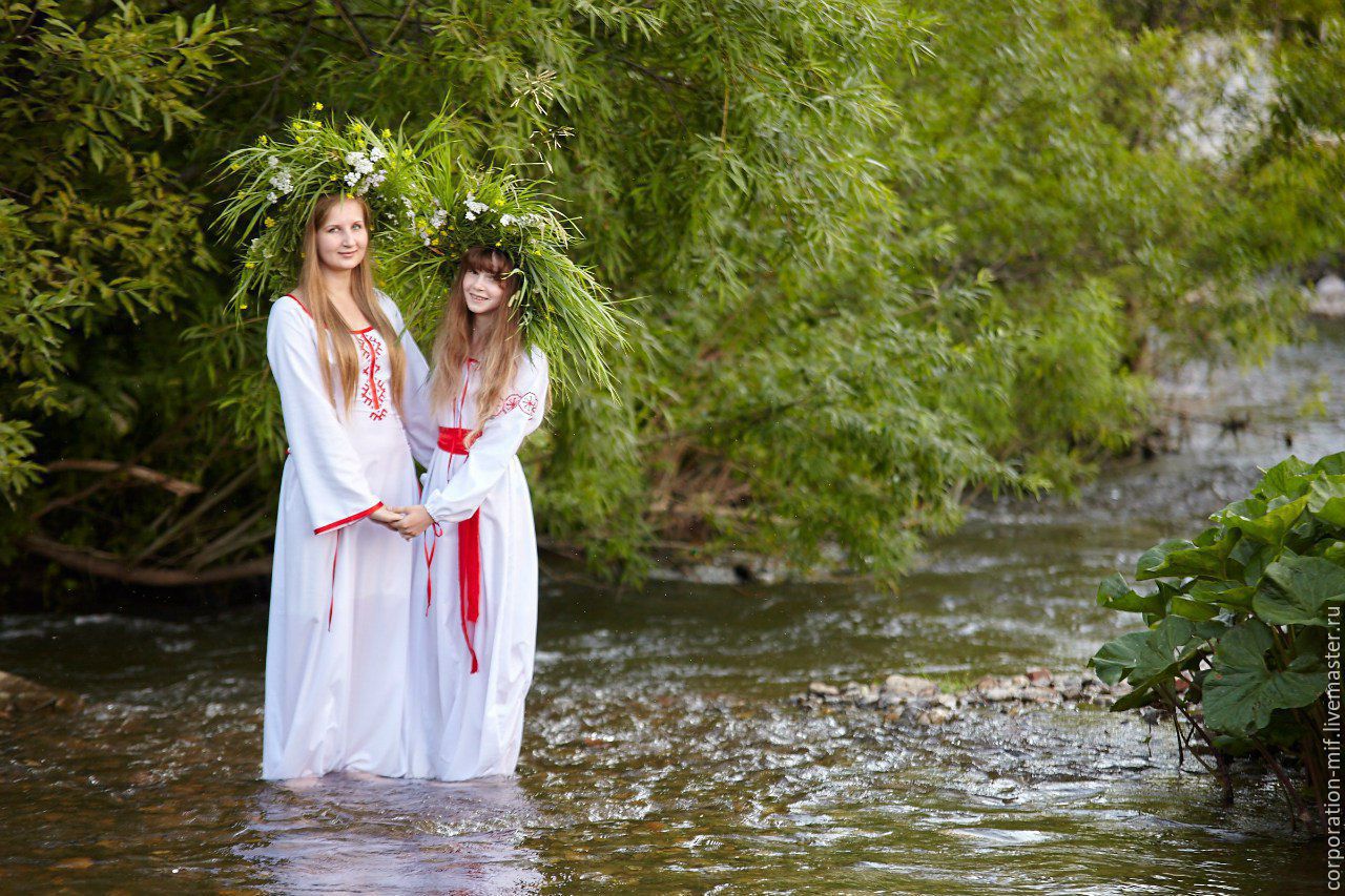 Women in Slavic costumes in Funafuchi