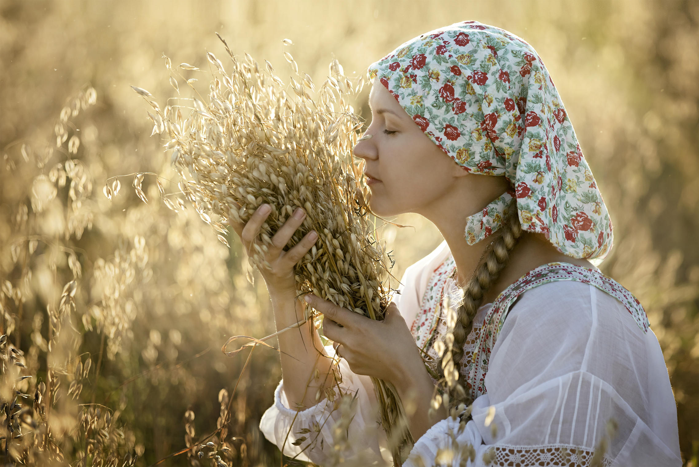 Photo Women in Slavic costumes in Funafuchi